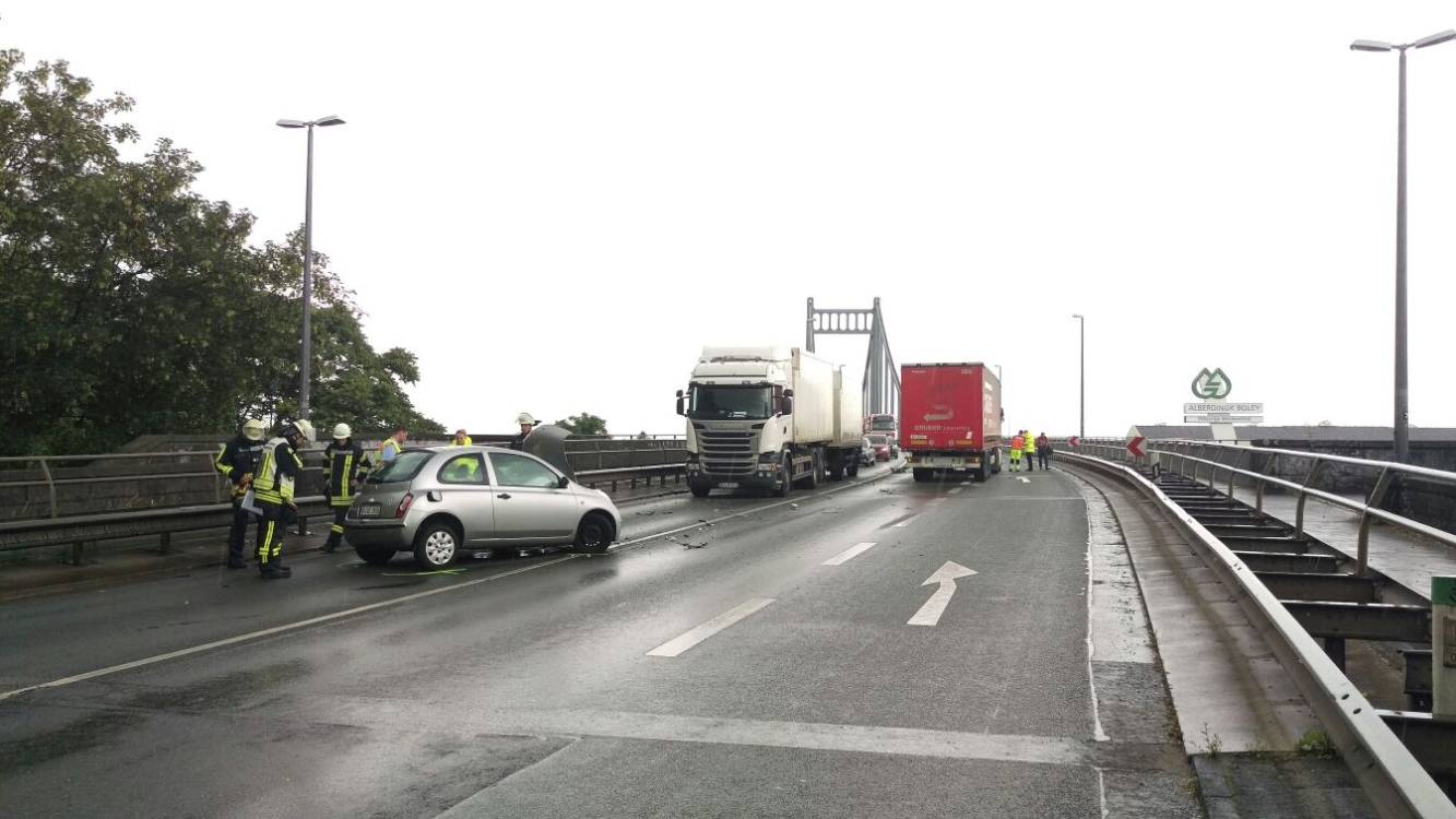 Rheinbrücke nach Unfall gesperrt