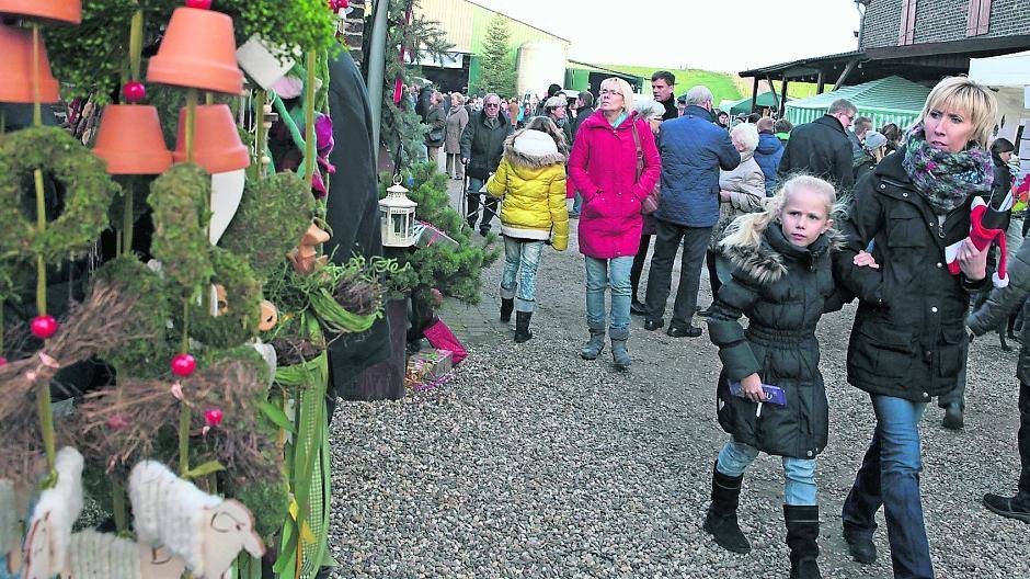 Auch wenn ein Standortwechsel stattgefunden hat, bleibt der Weihnachtsmarkt gewohnt familiär. Neben allerlei Händlerangeboten gibt es Musik, Kulinarisches und eine Eisbahn.