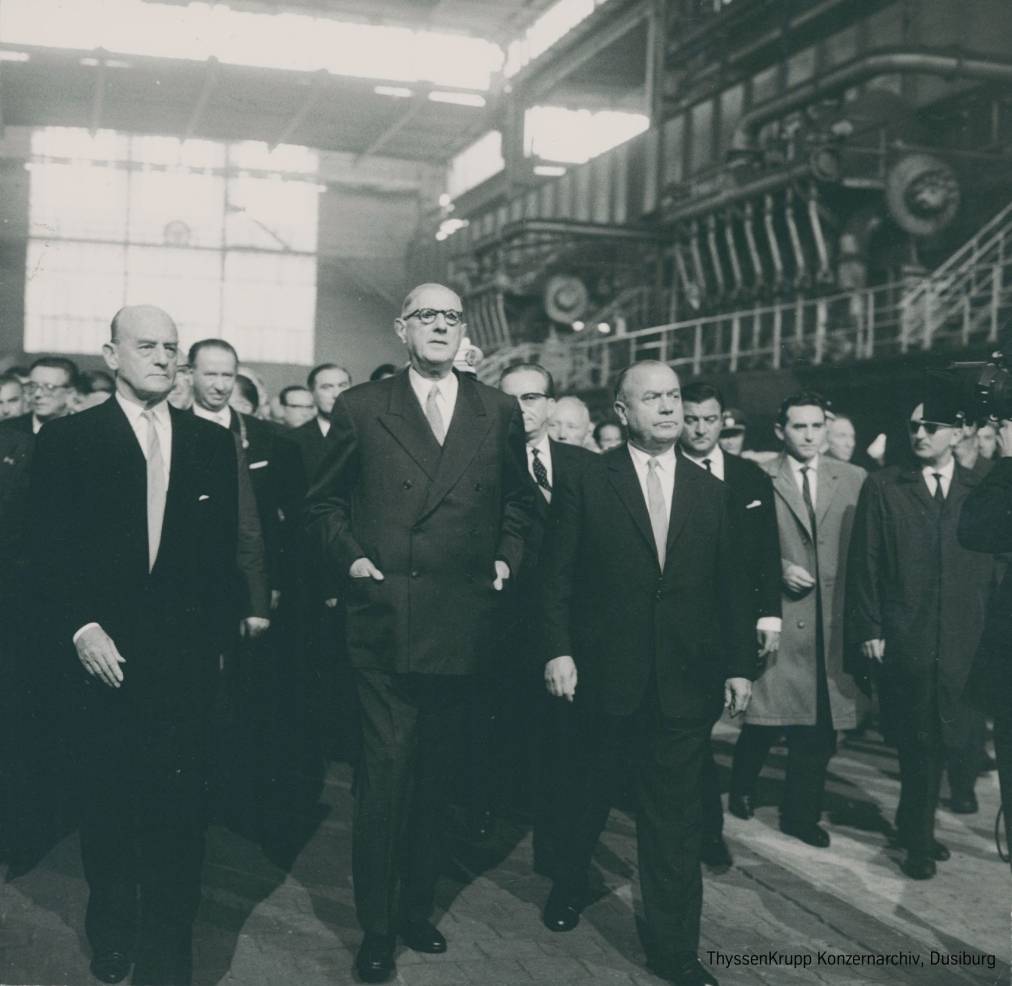 Viele Staatsoberhäupter kamen in den 1950er- und 1960er-Jahren zur Hütte im Duisburger Norden. Zu ihnen gehörte auch der damalige französische Staatspräsident Charles de Gaulle (Bildmitte). Sein eindrucksvoller Besuch wurde mit großem Aufwand unter dem Titel „Kein Tag wie jeder andere“ dokumentiert. Mit dabei war 1962 der renommierte Fernsehjournalist Hanns-Joachim Friedrichs.