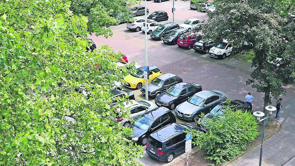  Die Gutachter finden die Parkregelungen in der Krefelder Innenstadt zu unübersichtlich (hier der Parkplatz auf dem Hirschfelder-Platz, der bekanntlich kostenpflichtig ist). Fotos (2): jps 