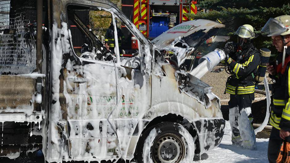 Dachdecker-LKW brennt fast vollständig aus
