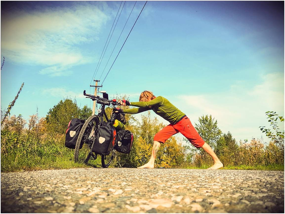 Oben: Regelmäßige Dehnübungen sind wichtig. Unten: Von Wien ging es per Zug nach Florenz und von dort über Pisa bis nach Korsika (l.), „eine wunderschöne Insel.“