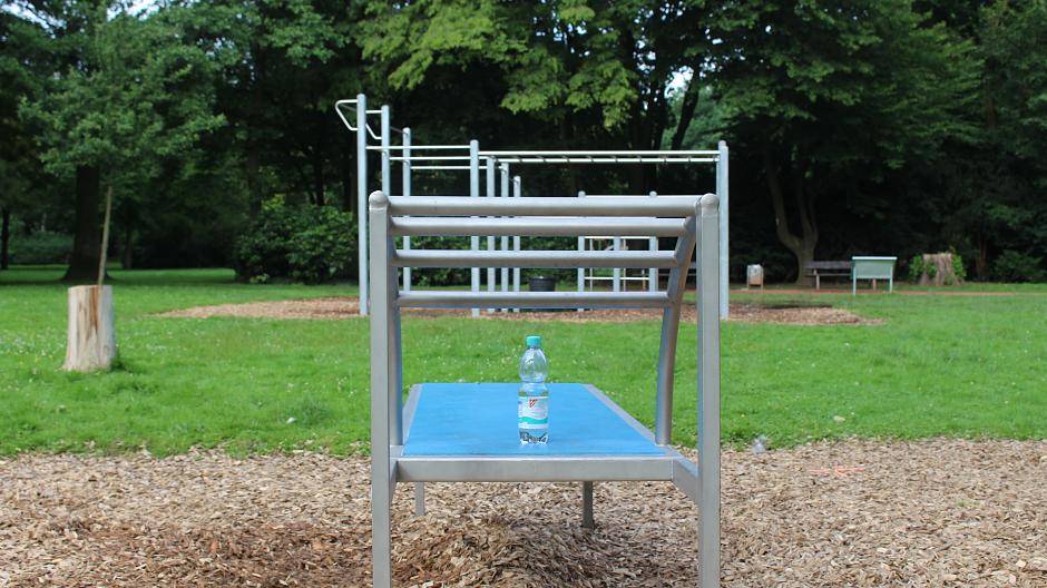 Harmlose Hinterlassenschaft: Solange es bei einer Plastikflasche auf den Turngeräten des Bewegungsparcours bleibt, kann man noch ein Auge zudrücken. Obgleich das eigentlich auch nicht sein muss, schließlich gibt es Abfallbehälter. Aber immerhin noch erträglicher, als die Scherben zerbrochener Glasflaschen, die Parkbesucher zuweilen auf dem Rasen finden.