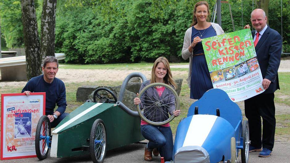 Laden zum Seifenkistenrennen ein: (v.r.) die Jugendamtsmitarbeiter Gerhard Ackermann, Silke Bovenschen und Christiane Janßen sowie Martin Gabriel, Leiter des Freizeitzentrums Süd.