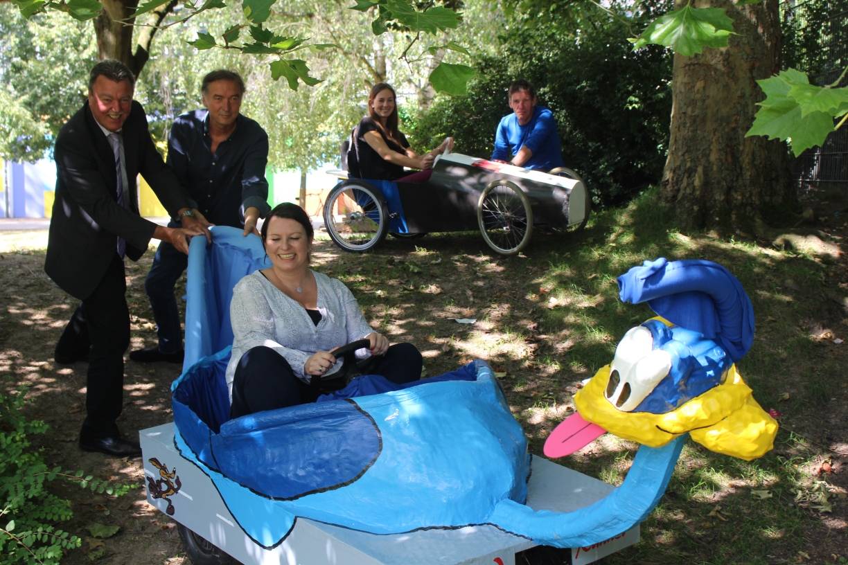 Großer Jux in fetzigen Kisten