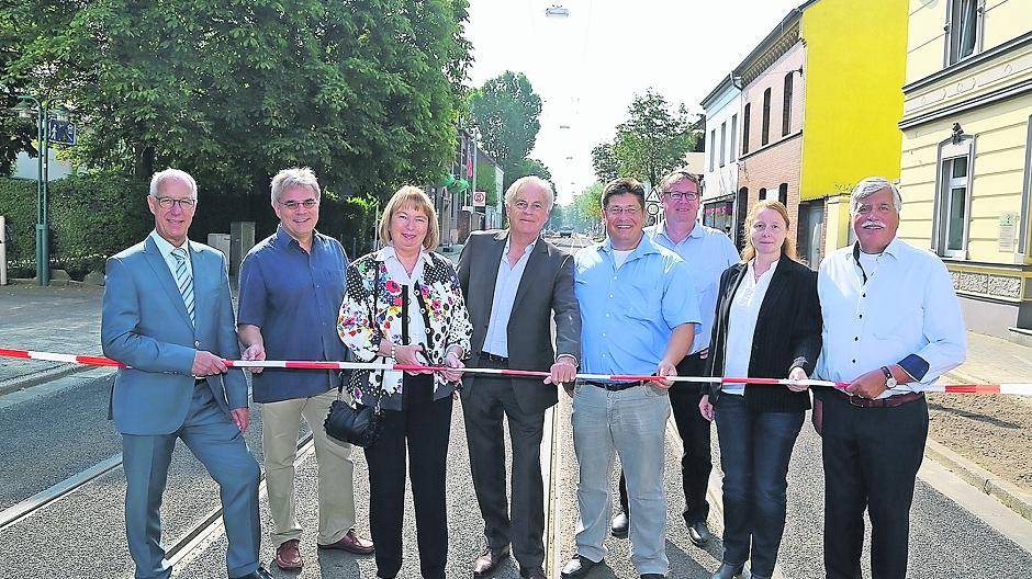 Reiner Schütt (Vorsitzender Bürgerverein Fischeln), Manfred Adam (stellvertretender Vorsitzender Bürgerverein Fischeln), Bezirksvorsteherin Doris Nottebohm, Robert Reichling (Werbering), Bernhard Horrix (Bauleiter), Rainer Matzkus (Geschäftsführer Kickartz), Monika Sellke (stellvertretende Leiterin des Fachbereichs Tiefbau) und Benedikt Lichtenberg (stellvertretender Bezirksvorsteher).