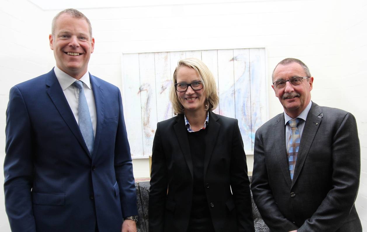  Dr. Carina Driehsen ist neue stellvertretende Leiterin des Veterinär- und Lebensmittelüberwachungsamtes und Stellvertreterin von Kreisveterinär Dr. Helmut Theißen (r.). Landrat Dr. Andreas Coenen führte die Nettetalerin in ihr neues Amt ein. 