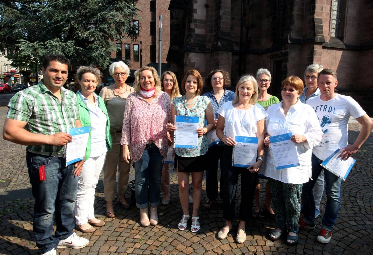 VHS_Fachbereichsleiterin Mechtild Neumann (2.v.l.) gratuliert den Teilnehmern zum erfolgreich abgeschlossenen Lehrgang zum Betreuungsassistenten.