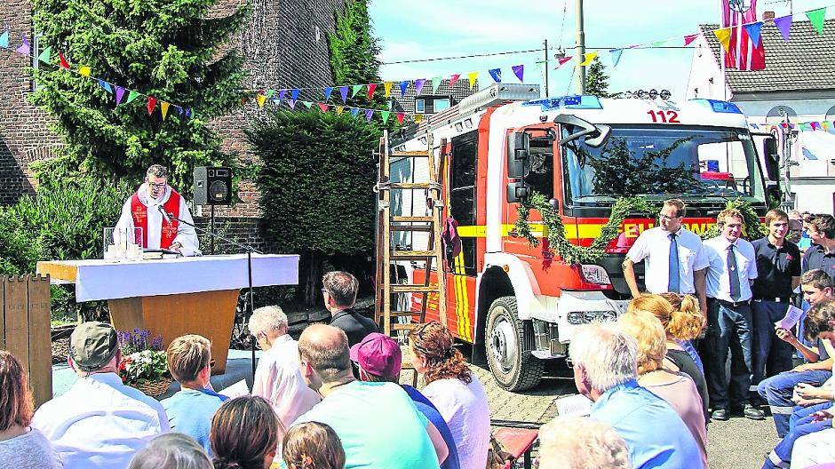  Besucher verfolgten den Gottesdienst, der von der Fischelner Jugendfeuerwehr vorbereitet und auf der Feuerwache gefeiert wurde. Kaplan Marc Kubella segnete gemeinsam mit dem evangelische Pfarrer Marc Harms das neue Löschfahrzeug der Fischelner Wehr. 