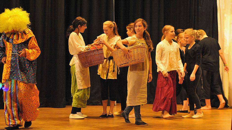 Und immer wieder wird das Zirkus-Programm in das Theaterspiel...