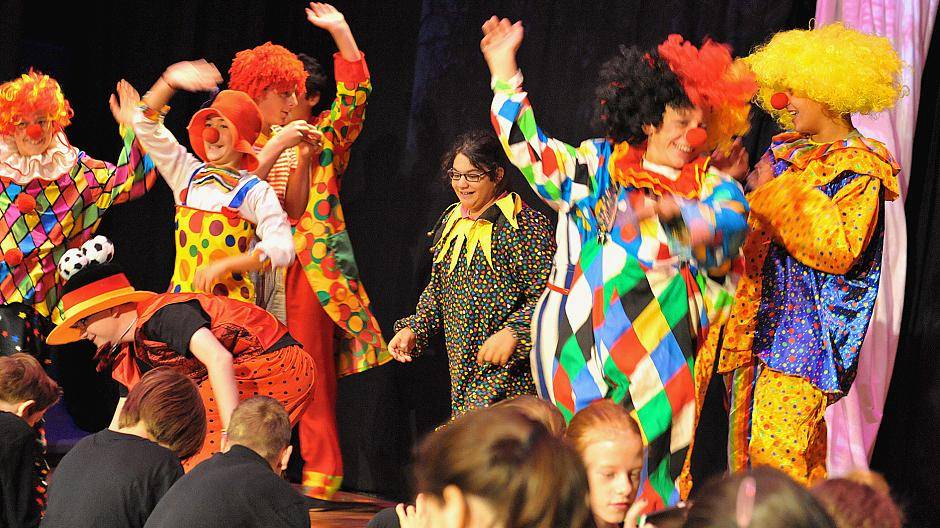 Die "Zirkus-Leute" stürmen die...