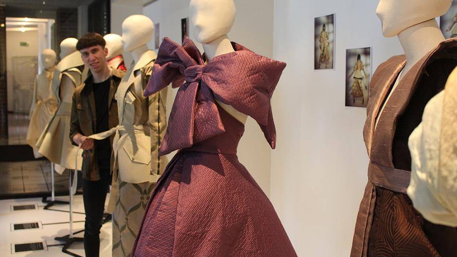 Kleidermodelle aus Studenten-Hand