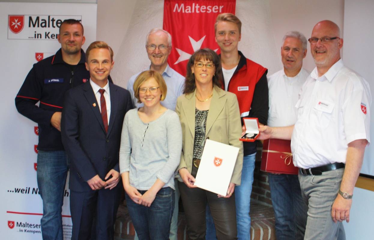 Stadtbeauftragter Frank Lange (r.), Geschäftsführer Jan Galli (2.v.l.) und Malteser-Vorstand Karl Prinz zu Löwenstein (4.v.l.) ehren (v.l.) Alexander Spörkel, Sara Lena Scheufens, Astrid Völkel, Calvin Wittekopf und Jochen Herbst.