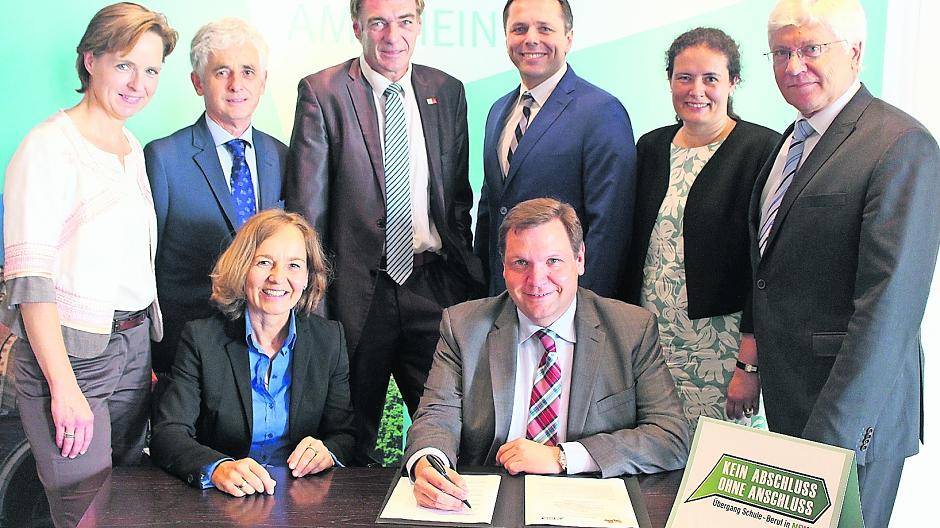  Unterzeichnen im Rathaus die Kooperationsvereinbarung für Krefeld: Oberbürgermeister Frank Meyer (vorn), Petra Pigerl-Radtke von der IHK (vorn), (stehend v.l.) Astrid Holzhausen von der Unternehmerschaft, Paul Neukirchen von der Handwerkerschaft, DGB-Chef Ralf Köpke, Dirk Strangfeld von der Arbeitsagentur, Ann-Kathrin Kamber vom Schulamt und Wolfgang Streuff von der Bezirksregierung. 