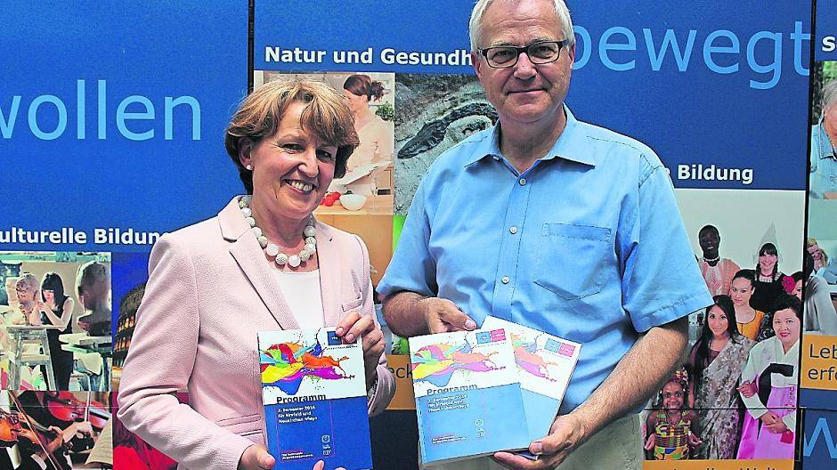 Präsentieren das neue Programmheft mit der Übersicht über mehr als 1100 Veranstaltungen: VHS-Direktorin Dr. Inge Röhnelt und Kulturdezernent Gregor Micus. 