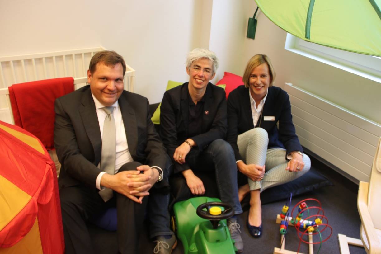  Im SWK Eltern-Kind-Büro: OB Frank Meyer, die Bundestagsabgeordnete Ulle Schauws und SWK-Vorstand Kerstin Abraham. 