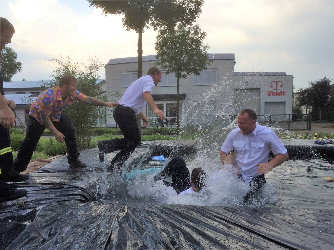 Ein bisschen Spaß muss sein: Nach den erfolgreichen Leistungsnachweisen landete der eine oder andere Feuerwehrmann im "Pool".