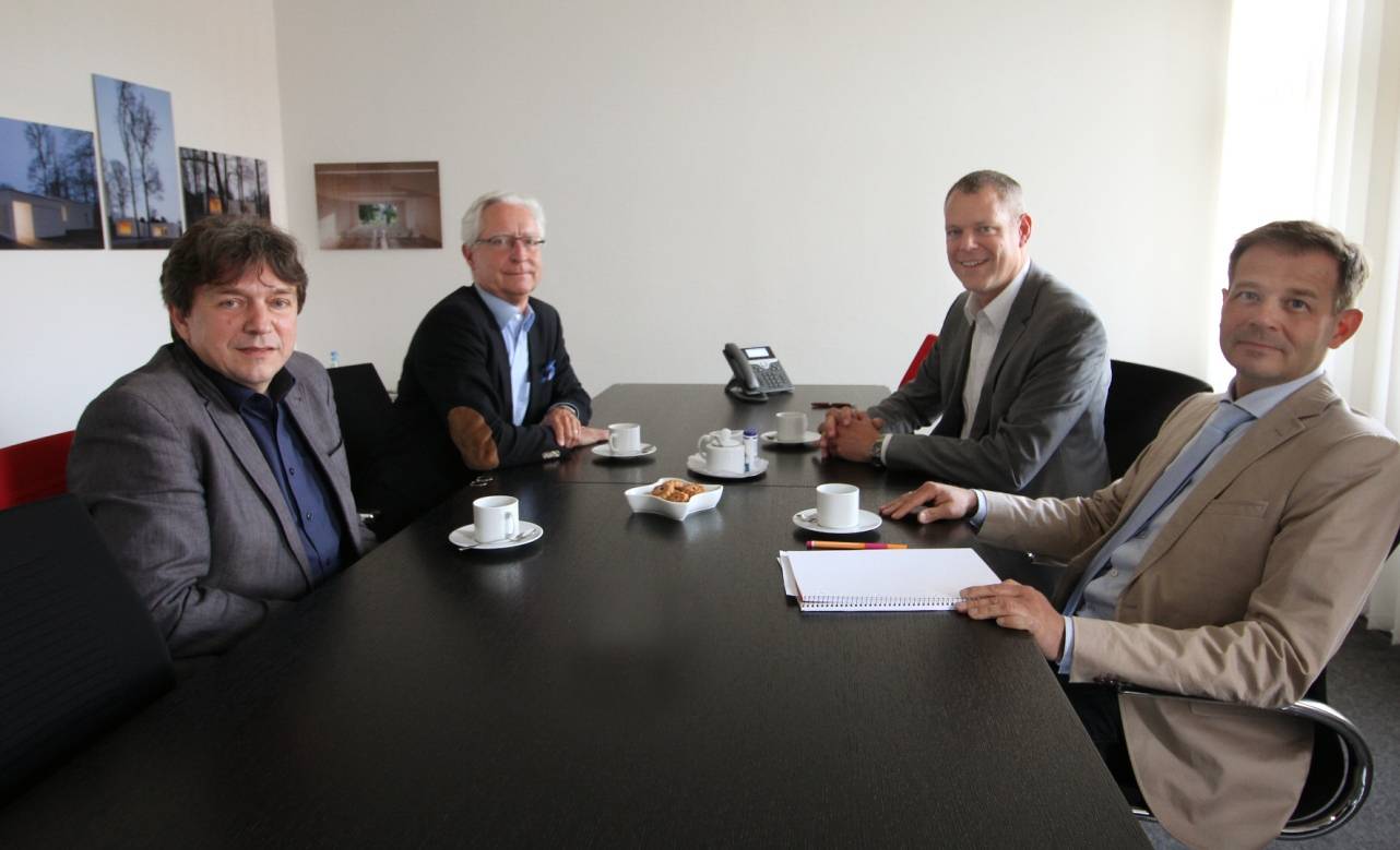 Kreis Viersens Landrat Dr. Andreas Coenen (2.v.r.) und Andreas Budde (r.), Dezernent für Bauen und Umwelt, empfangen Dr. Ansgar Reichmann (l.), Geschäftsführer der Biologischen Station Krickenbecker Seen, und den Vorsitzenden des Trägervereins Armin Huber.