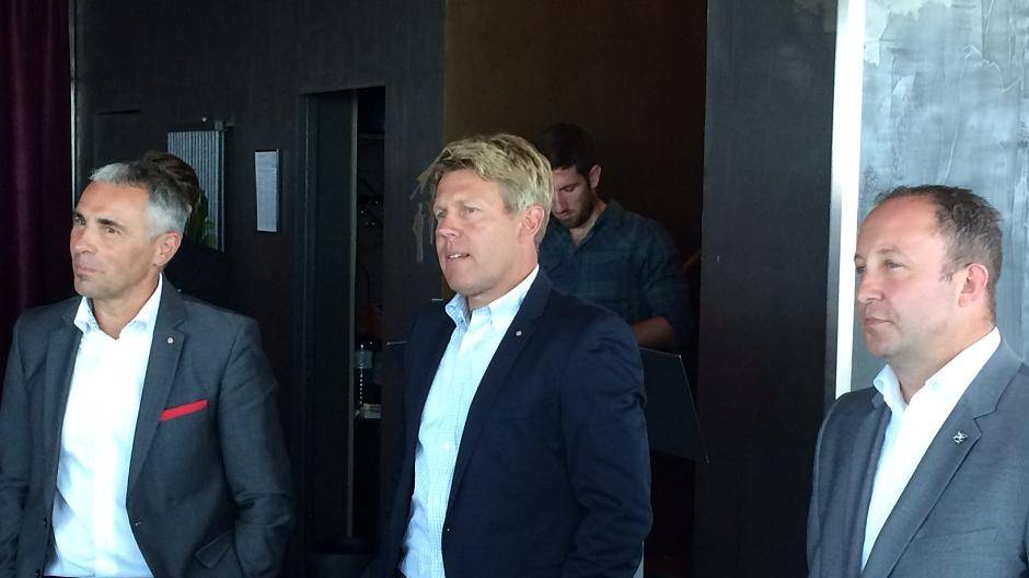 (v.l.) Martin Baumann, CEO der CHL, Gernot Tripcke und Teal Fowler (Ex-Coach der...