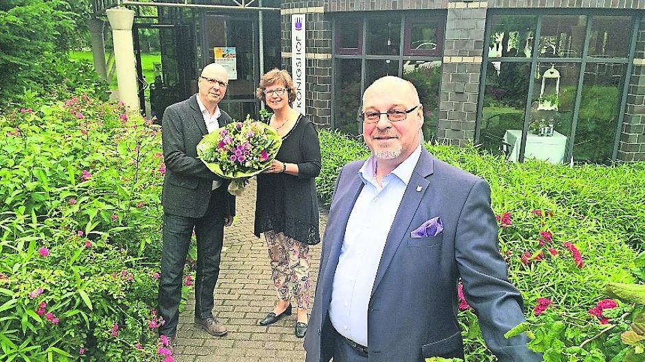  Vorschlag BU: Wilfried Gaul-Canjé, Geschäftsführer der St. Augustinus-Behindertenhilfe, überreicht Karen Pilatzki zum Abschied einen Blumenstrauß. Zum Ende des Monats folgt ihr Ulrich Pfeufer als neuer Einrichtungsleitung in Krefeld. 