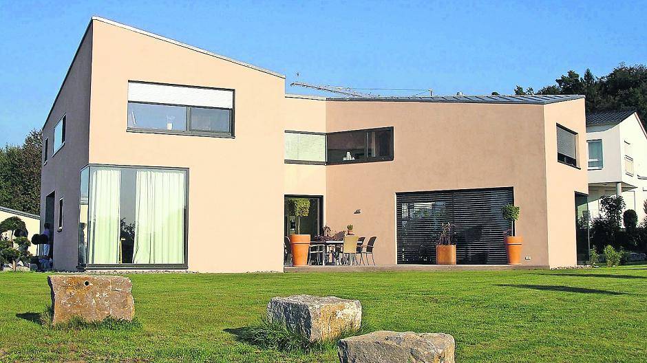 Die großflächigen Fenster bewirken nicht nur eine hohe Lichtdurchflutung: Im Zusammenwirken mit dem Ziegelmauerwerk werden passive Sonnenenergie-Gewinne erzielt, der Heizenergiebedarf wird gesenkt.