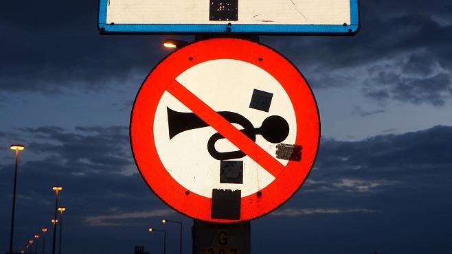 Ach übrigens: Unser tägliches Hupkonzert