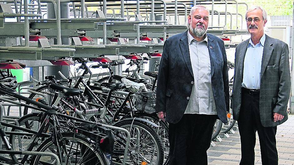 Roland Rösch (Geschäftsführer der Wohnungsbau Stadt Moers GmbH) (r.) und MALZ-Vorsitzender Peter Degenhardt (l.) freuen sich über den neuen Start der Moerser Radstation.