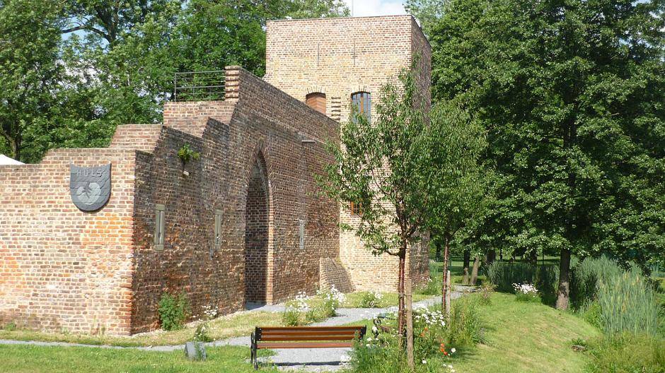 Hülser Burgruine: Viele Bürger beschweren sich, dass Jugendliche aus anderen Stadtteilen den markanten Treffpunkt nutzen, um hier Lärm und Randale zu veranstalten.