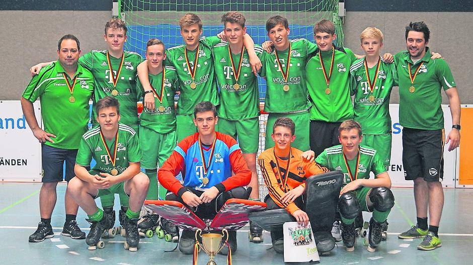 Das Meisterteam: (hinten v.l.) Co-Trainer Benjamin Hendricks, Louis Johannsen, Timo Tilborghs, Colin Jachtmann, Maurice Ehinger, Joel Klatt, Julius Schröder, Luca Schünke, Trainer Tobias Wahlen; (vorne v.l.) Kapitän Mattia Hackel, Ralph Surrey, Luc Vroomen, Tim Hilgers.