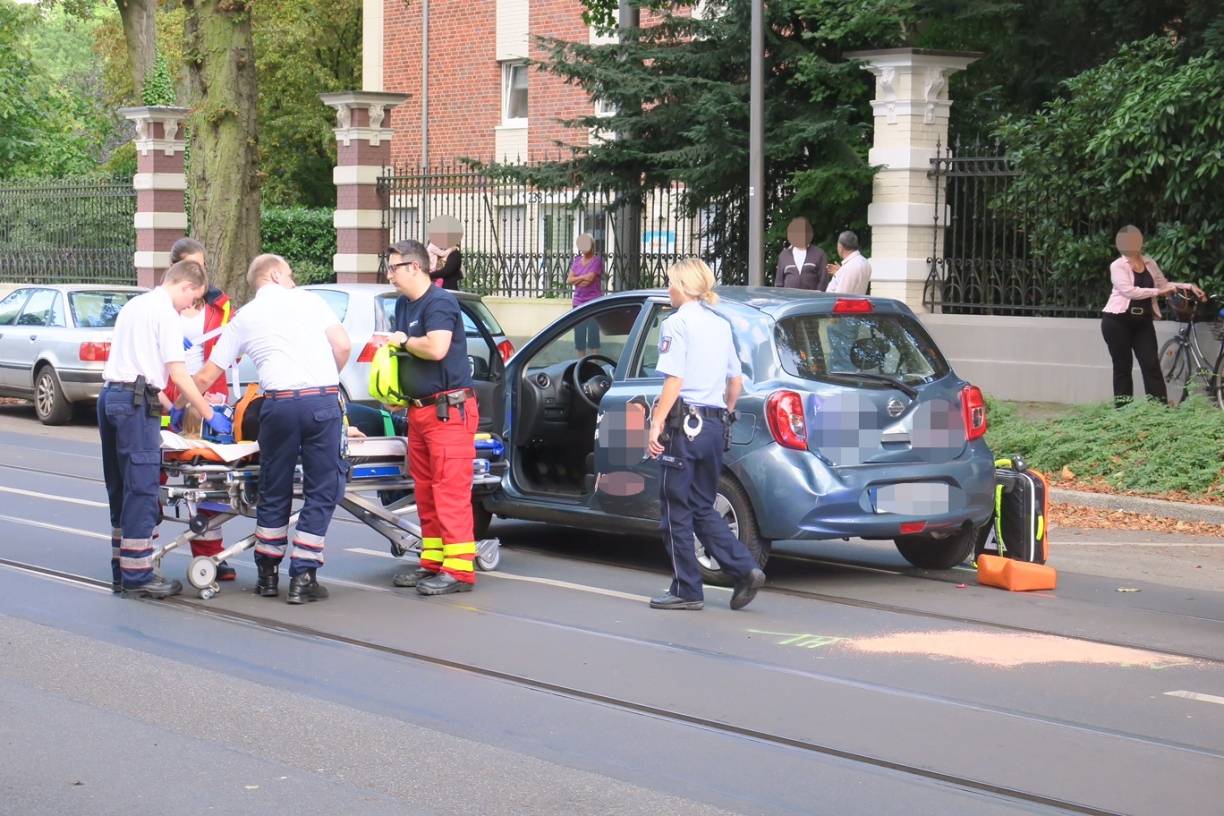 Motorrad-Unfall: 16-jähriger fährt ungebremst auf Auto auf