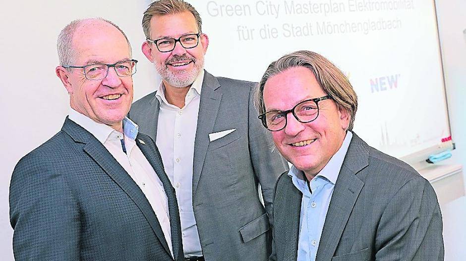 Wollen die Stadt in Sachen Elektromobilität nachhaltig positiv aufstellen: Oberbürgermeister Hans-Wilhem Reiners, Stadtdirektor Dr. Gregor Bonin und NEW-Vorstand Frank Kindervatter.  