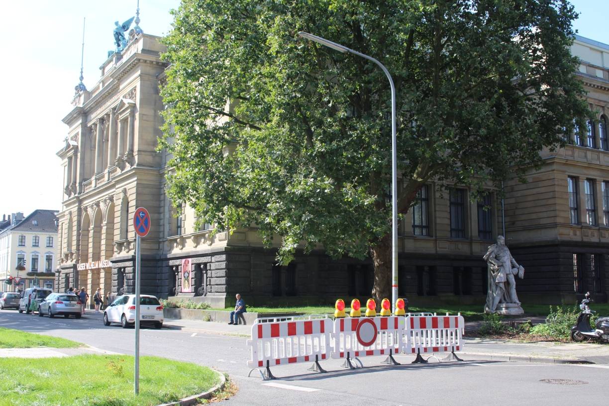  Gesperrt: Das Stück Fahrbahn in südlicher Richtung vor dem Eingang des Kaiser-Wilhelm-Museums ist auf einer Länge von rund 100 Meter für den Autoverkehr gesperrt. 