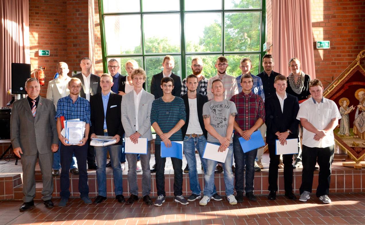 Obermeister Robert Hellmann (links) erhob die jungen Tischler während der Lossprechungsfeier der Tischler-Innung Kreis Viersen in den Gesellenstand.