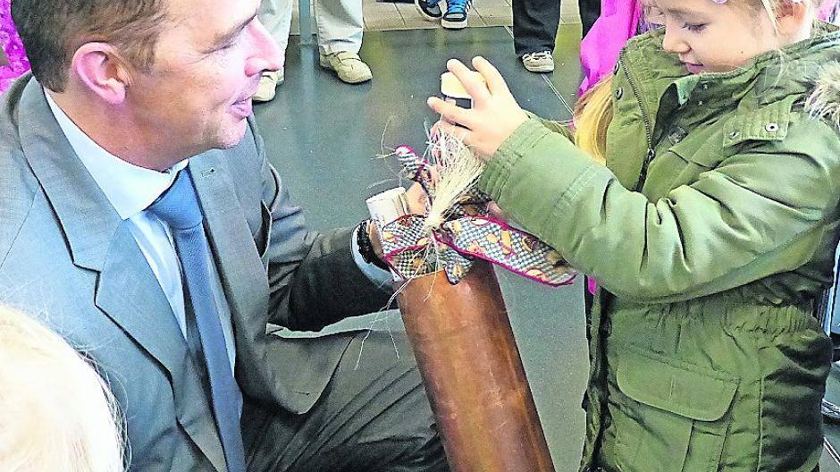 Eine Rutsche für das Außengelände - das war einer der Wünsche, die Bürgermeister Landscheidt von den Kindern vom Familienzentrum entgegennahm. Die selbst gebastelten Schriftstücke wurden in einer Metallkapsel mit im Grundstein versenkt.
