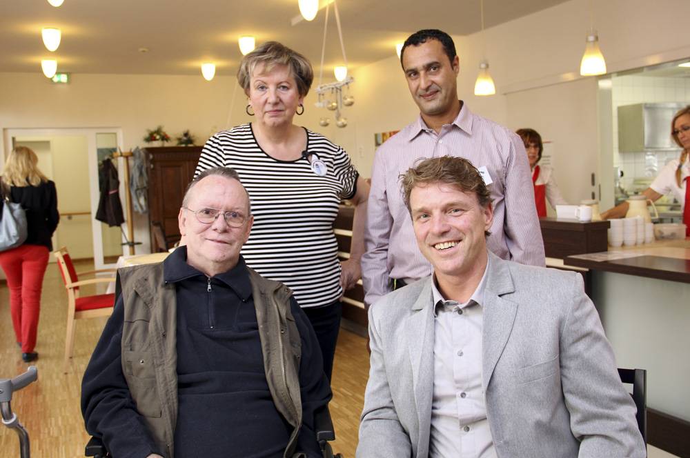  Pflegedienstleiter Abdelaziz Charafi, Einrichtungsleiterin Dagmar Deutschmann und Bewohner Bernd Brumme freuen sich über den Besuch von Bürgermeister Christoph Fleischhauer zum Herbstfest des Johannes-Rau-Hauses. 