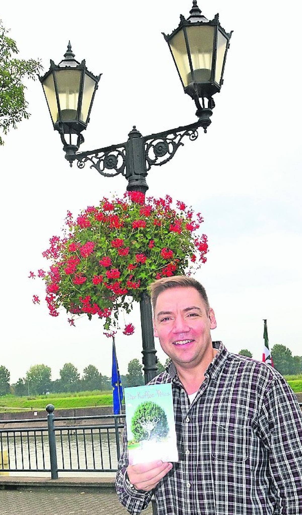  Seit 15 Jahren schreibt Roland Herden Bücher. Hauptberuflich ist er im Sicherheitsgewerbe tätig.  