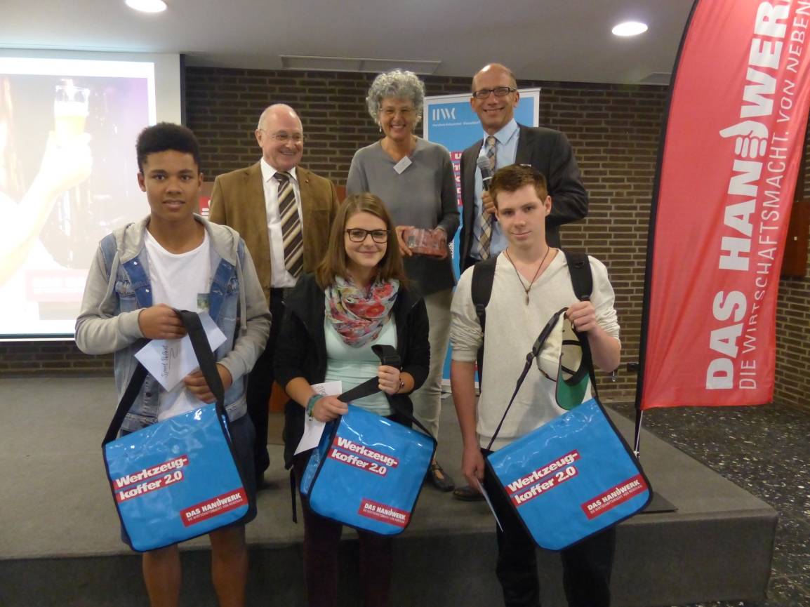  Handwerkskammer-Vizepräsident Siegfried Schrempf, Koordinatorin Brigitte Windeln (Unesco-Gesamtschule) und Schuldezernent Christoph Müllmann (vl) mit den Gewinner einer Fragebogen-Aktion. 