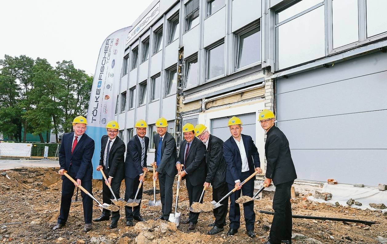 Der erste Spatenstich ist vollbracht (von links): Michael Webels, Geschäftsführer Tölke &amp; Fischer Holding; André Kückelhahn, Regionalleiter Volkswagen Region West; Günther Ranz, Geschäftsführer Tölke &amp; Fischer GmbH &amp; Co. KG; Markus Tölke, Geschäftsführer Tölke &amp; Fischer GmbH &amp; Co. KG; Frank Meyer, OB Stadt Krefeld; Hans-Günther Niehues, Architekt; Markus Mers, Geschäftsführer Bolckmanns GmbH; Khaldun El Djarbri, Vertriebsleiter Bolckmanns GmbH.