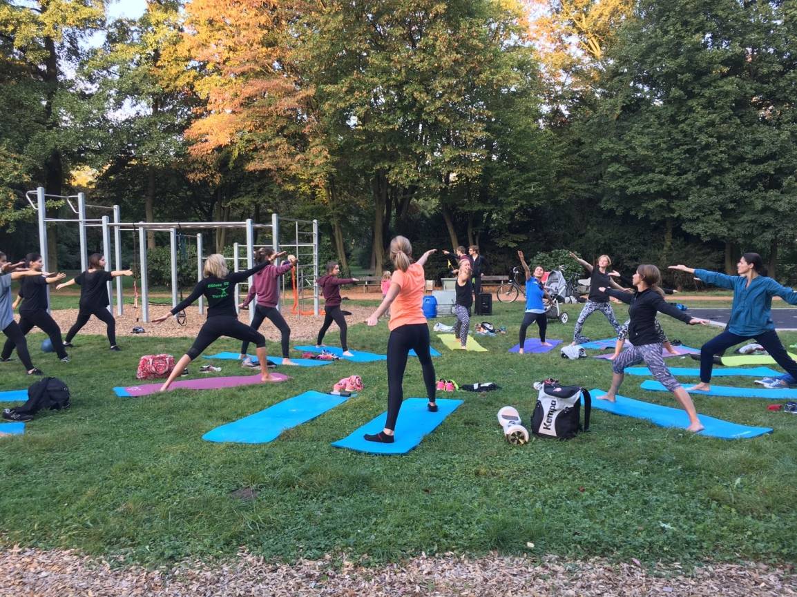 Gymnastik unter freiem Himmel: In der romantischen Kulisse des Königsparks bei frischer Luft machen die Übungen nochmal so viel Spaß