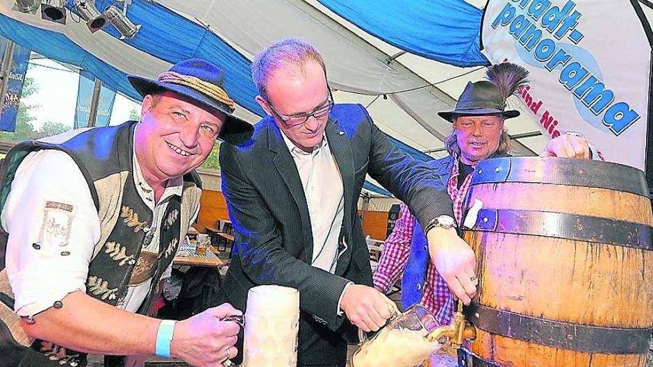  Historischer Moment: Das erste Mühlen-Wies’n-Bier schenken aus (von links) Klaus Biedka (Geschäftsführer stadt-panorama/LN am Sonntag), Sören Link (Oberbürgermeister Stadt Duisburg) und Mike Bengel (Fest-Veranstalter).  