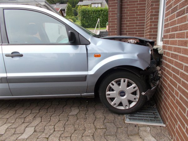 Schwächeanfall im Auto: Frau fährt in Wohnhaus