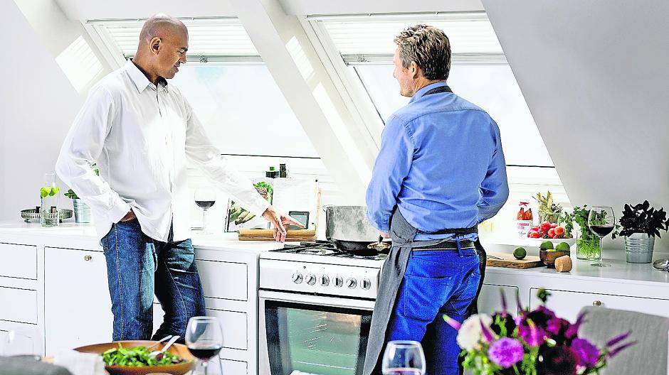  Die Luftfeuchtigkeit in der Küche ist bisweilen sehr hoch. Kunststoff-Fenster mit Holzkern sind darauf ideal eingestellt: Das Material zeigt auch nach Jahren keine Schwächen. 