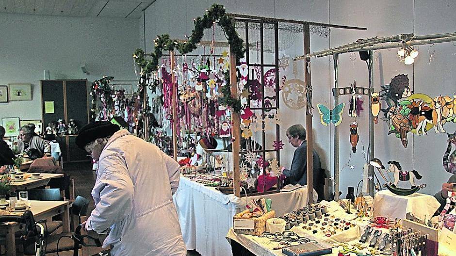 Zahlreiche kleine Geschenkideen hält der Basar bereit. Der Erlös wird wieder caritativen Projekten gespendet.