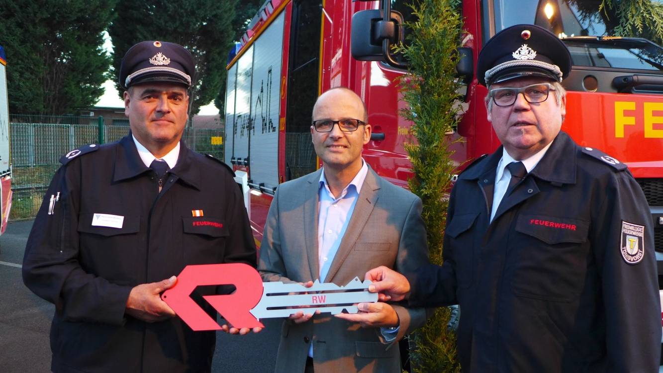 Offizielle Schlüsselübergabe vlnr: Löschzugführer Hans-Gerd Wolters, Bürgermeister Thomas Gossen und Feuerwehrchef Rolf Peschken vor dem neuen Rüstwagen.