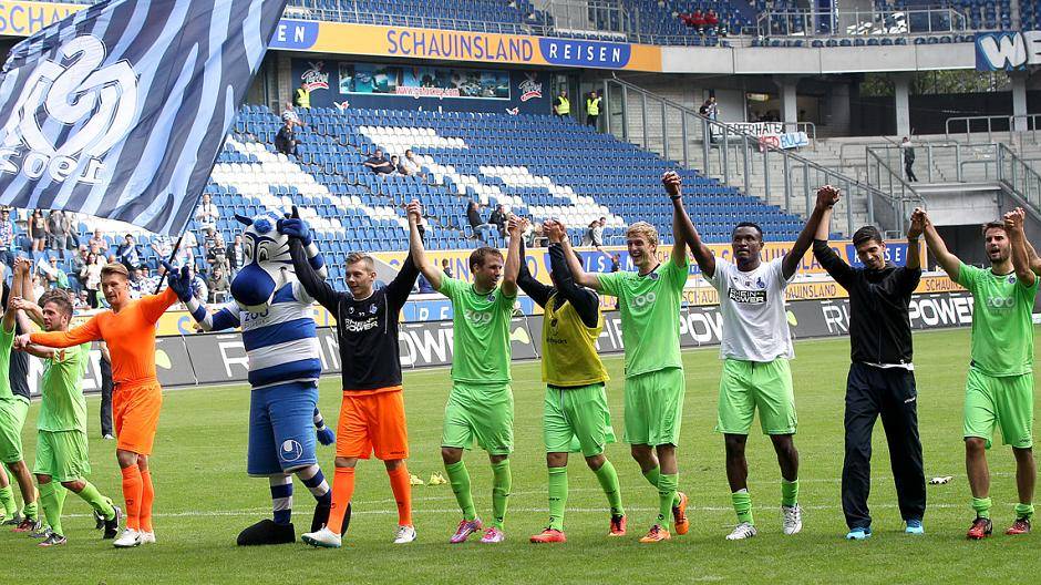 Ehre, wem Ehre gebührt. Die Mannschaft lässt sich nach dem Sieg...