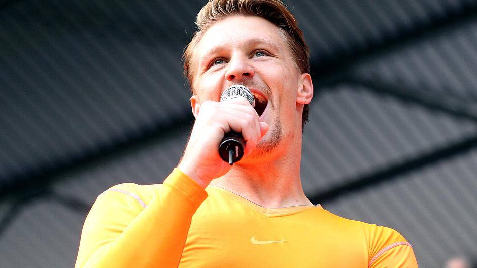 Ab auf den Zaun: Keeper Michael Ratajczak "musste" nach der Partie zum Anheizen in die...