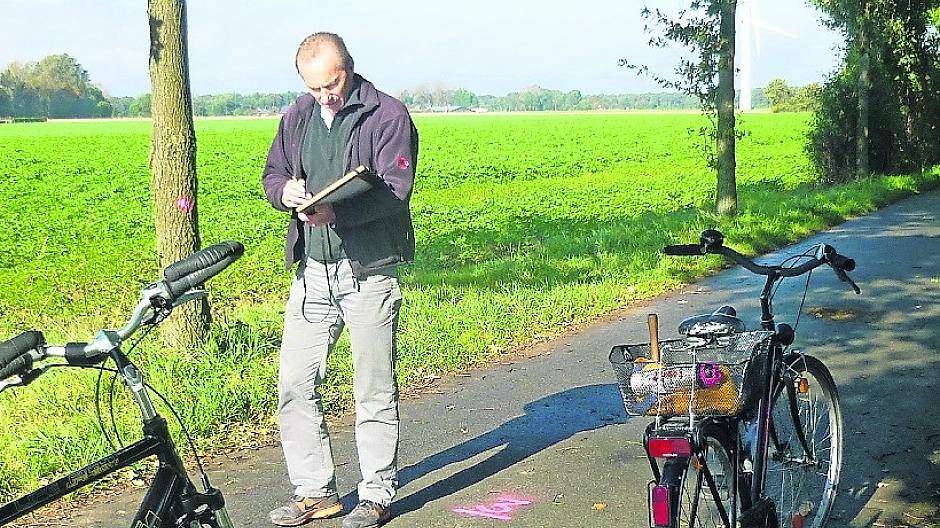 Udo Brandt, offizieller Streckenvermesser des deutschen Leichtathletikverbandes, beim Begutachten der neuen Strecke.