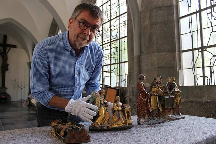  Michael Scholz, Experte vom Bistum Aachen, nimmt die Figuren in Augenschein: „Sie sind in einem sehr guten Zustand!“ 