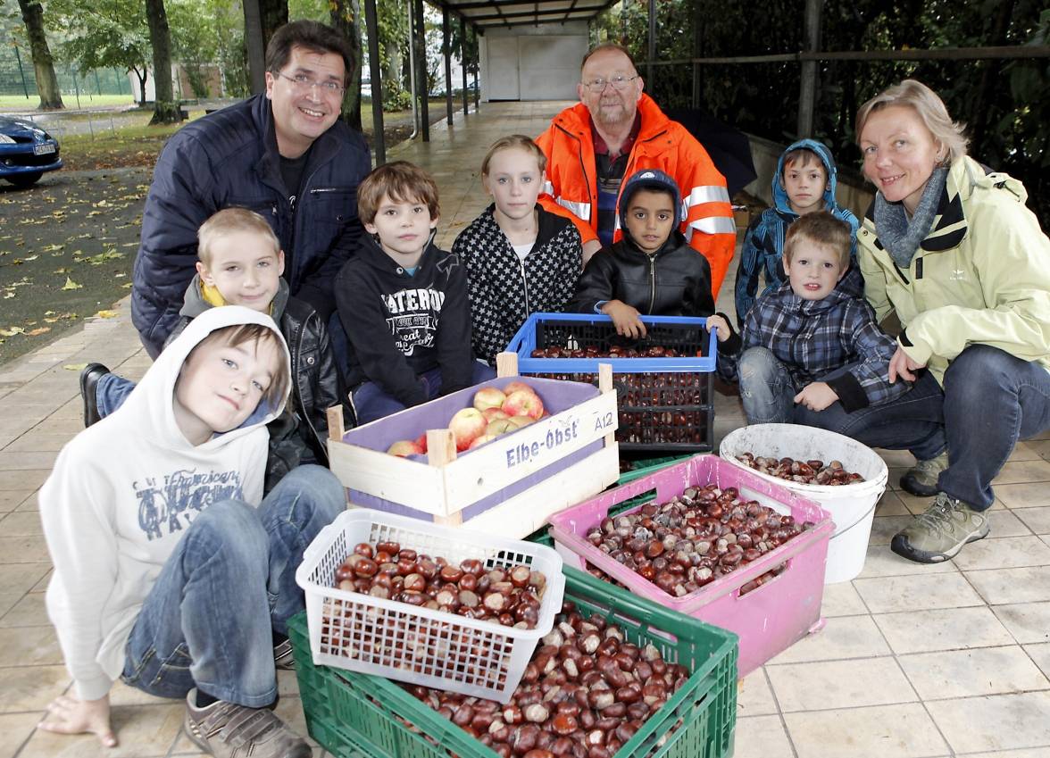 Frank Tatzel und Norbert von Thenen freuen sich über die Kastanien, die Rheinberger Kinder eifrig gesammelt habe.