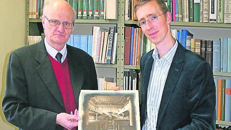  Lorenz Grimoni vom Museum Stadt Königsberg übergibt dem Leiter des Stadtarchivs, Dr. Andreas Pilger, Archivalien zur Duisburger Stadtgeschichte.  